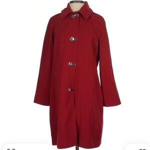 Great Condition, London Fog trench coat with 2 pockets and clasp closure